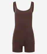 Enterito deportivo corto de microfibra color marrón, con breteles anchos, escote redondeado y bolsillos laterales funcionales. Presenta costuras estratégicas en el busto y la cintura para un mejor ajuste.