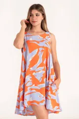 Vestido corto sin mangas con estampado abstracto en tonos naranja y celeste.