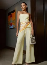 Top strapless color amarillo con detalle de costuras verticales en el frente.