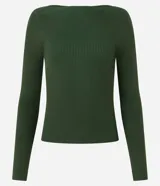 Blusa de punto de manga larga con cuello bote y textura acanalada vertical. Presenta un diseño ajustado al cuerpo, confeccionada en una mezcla de viscosa y poliamida.