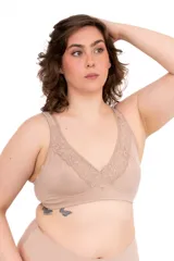 Soutien sin aro y moldeado en copa, color beige, confeccionado en algodón elastizado. Cuenta con breteles anchos regulables, detalle de puntilla en el escote y broches reforzados regulables en la espalda.