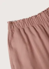 Pantalon fluido de corte recto y tiro alto, con cintura elástica y bolsillos laterales. Confeccionado en tejido suave con caída.