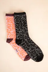 Set de dos pares de medias de caña media con estampa animal print en fibras metálicas. Un par es negro con estampado plateado y otro par es lavanda con estampado naranja y puntera y talón color borgoña.