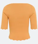 Blusa de punto acanalado color naranja, con escote cuadrado y mangas cortas con volados en los puños.