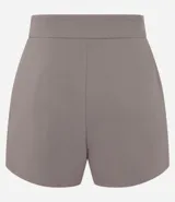 Short lila de tejido bengaline, con bolsillos delanteros y cremallera lateral.