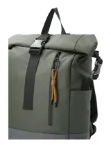 Mochila roll-top RKF de diseño técnico, confeccionada en poliéster reciclado repelente al agua. Presenta una combinación de colores verde oliva y gris, con cierre principal de hebilla, bolsillo frontal vertical con tirador de cordón naranja y parche de cuero sintético con logo de la marca en la base.