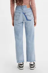 Pantalón de jean celeste claro, de corte recto, tiro alto y largo hasta el tobillo. Presenta roturas grandes en ambas piernas y terminación desflecada.