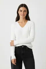 Sweater de tejido acanalado, corte al cuerpo, con escote en V y mangas largas.