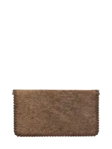 Billetera Rockford de cuero con pelo 100% natural color marrón, con bordes trenzados, cierre perimetral y tecnología RFID para protección de tarjetas.