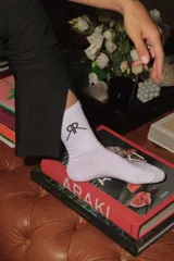 Medias de algodón color blanco, media caña, con logo de la marca en negro en el lateral.