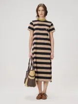 Vestido midi de algodón con diseño a rayas horizontales en color tostado y negro, cuello redondo en tono verde oliva y mangas cortas. Presenta un pequeño logo bordado en el pecho.