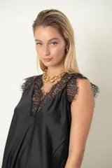 Blusa italiana de satén de seda, color beige, con escote en V y detalles de encaje en el pecho y los hombros, de corte holgado y sin mangas.