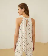 Mono largo de viscolino con estampado de tucanes, cuello halter con abertura en V, corte holgado y puños elásticos.