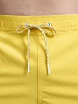 Short de baño color lila con cintura elástica y cordón ajustable.