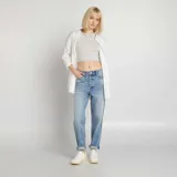 Pantalón de jean celeste de corte recto, tiro alto y ruedo doblado.