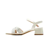 Sandalias de vestir color blanco perlado, con taco cuadrado medio y tiras cruzadas en la parte delantera adornadas con pequeños brillos y perlas. Cuenta con tira ajustable al tobillo con hebilla metálica.