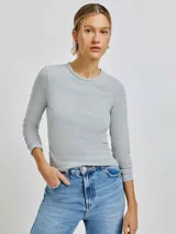 Camiseta de manga larga ajustada al cuerpo, color blanco, con cuello redondo.