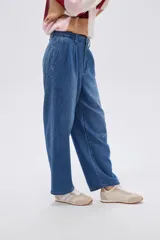 Pantalón slouchy de jean negro con pinzas en la cintura y tiro alto.