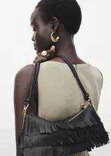 Vestido corto de diseño recto y sin mangas, con cuello barco y detalle de pliegues laterales en la falda. Cuenta con cierre de cremallera en la parte posterior y forro interior.