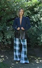 Pantalón a cuadros con corte levemente oxford, cierre y elástico en la cintura.