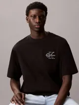Remera Calvin Klein de algodón suave color negro, con cuello redondo, manga corta y corte regular. Presenta el monograma distintivo de la marca bordado en el pecho.