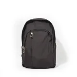 Mochila negra con múltiples bolsillos y cierres plateados.