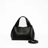 Bandolera negra de cuero sintético con correa ajustable y herrajes dorados.