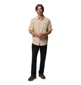 Camisa de aventura Columbia modelo Silver Ridge Utility, color beige, de manga larga con opción de arremangado, cuello clásico, bolsillos frontales con solapa y cierre de velcro, y tecnología de protección solar y absorción de humedad.