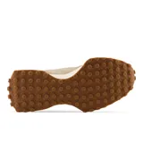 Championes New Balance modelo 327 color beige, con detalles en gamuza y malla, logo "N" en los laterales y suela de goma con diseño texturizado.