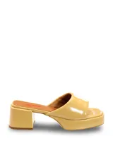 Sandalia color beige de cuero con taco cuadrado y plataforma.