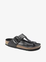 Sandalias Birkenstock modelo Gizeh Big Buckle, color negro, con tira de cuero engrasado y hebilla grande plateada.