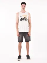 Musculosa sin mangas color blanco hueso con estampa frontal de una motocicleta estilo chopper y el número "86" en tonos ocre. Incluye texto con frases motivacionales.