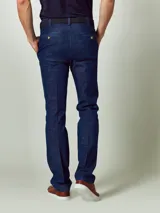 Pantalón de vestir de denim azul oscuro, corte clásico sin pinzas.