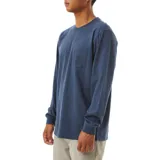 Remera de manga larga color azul, confeccionada en algodón, con cuello redondo y bolsillo frontal en el pecho.