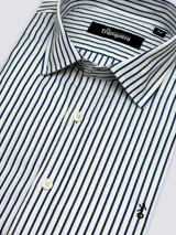 Camisa de hombre de corte clásico con cuello italiano, confeccionada en 100% algodón. Presenta un diseño de cuadros pequeños en azul y blanco, con cierre frontal de botones y logo bordado en el pecho.