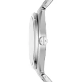 Reloj analógico Armani Exchange modelo Giacomo con caja y malla de acero inoxidable plateado. Presenta una esfera negra con índices luminiscentes en tono verde lima, manecillas plateadas y ventana de fecha a las seis.