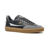 Championes Fila Champion Fx Court 70 Vintage, diseño urbano en color negro con puntera de gamuza gris, detalles en blanco y suela de goma color tostado.
