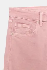 Jeans de tiro alto con cinco bolsillos, diseño cropped flare y bajo sin costuras. Cuenta con cierre frontal de cremallera y botón metálico.