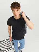 Remera básica negra de manga corta y cuello redondo, con ajuste entallado al cuerpo.