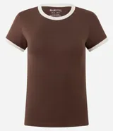 Blusa estilo baby tee color marrón, con cuello redondo y bordes de las mangas en color crema contrastante. Presenta un corte ajustado y manga corta.