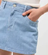 Short pollera de sarga en color celeste claro, con diseño de cinco bolsillos, trabillas para cinturón y cierre frontal con botón metálico. Presenta un corte recto y ajustado con acabado deslavado.