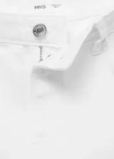 Short de jean blanco de tiro alto, con cierre de cremallera y botón, cinco bolsillos y diseño recto.
