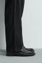 Mocasín de vestir para hombre en color marrón oscuro, con diseño clásico de antifaz en el empeine, detalle fruncido en la parte delantera y suela con ligero tacón.