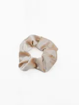 Colita para el pelo tipo scrunchie confeccionada en tela de terciopelo color beige.