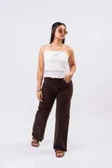 Pantalón wide leg de denim con estampado animal print en tonos chocolate y café, de tiro alto y corte recto y fluido.