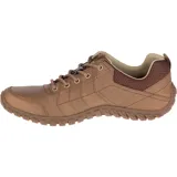 Championes casuales Caterpillar modelo Instruct, color beige con detalles en marrón oscuro. Presentan un diseño de corte bajo con cordones, confeccionados en cuero sintético y malla transpirable, con suela de goma flexible y logo de la marca en el lateral.