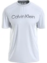 Remera Calvin Klein de manga corta y cuello redondo, color blanco, con logotipo de la marca impreso en el pecho con efecto degradado de líneas.