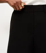 Short de tiro alto confeccionado en crepé de poliéster y elastano, de marca Cortelle. Presenta diseño sastrero con bolsillos delanteros aplicados, presillas para cinturón y cierre delantero.