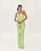 Mono largo color verde lima, con escote palabra de honor y chal multiposición.