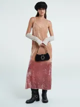 Vestido largo de breteles finos, con escote en V y textura de terciopelo. Presenta un diseño degradado de color, con la parte superior en tono beige y la inferior en color borgoña.